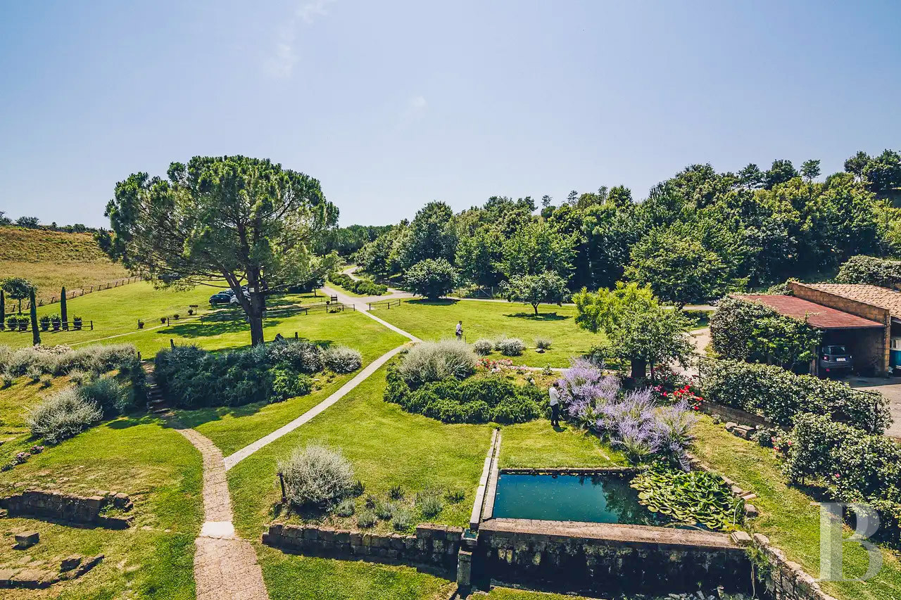 En Italie, au sud de Tuscania dans la province de Viterbe, une ancienne abbaye cistercienne réhabilitée au tournant du siècle - photo  n°30